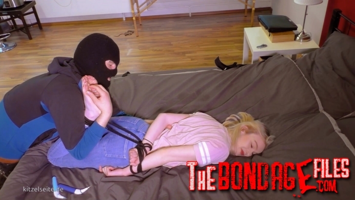KitzelseiteTickleFun – Emma tickled in hogtie