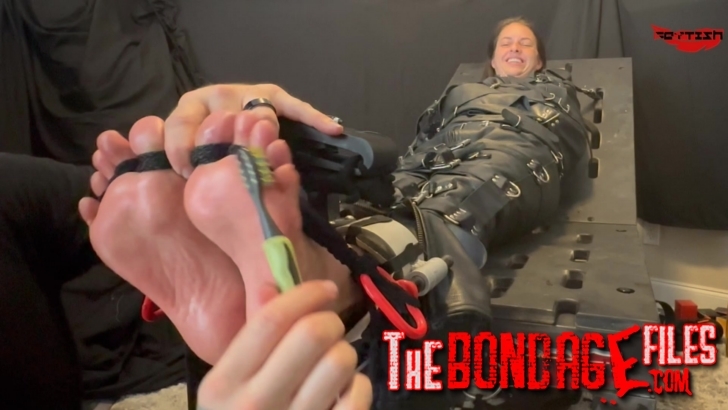 Fettish – The Tickle Table – Indica 2-mf, TicklingFeet