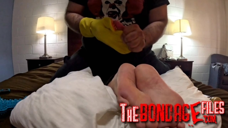 TicklePassion – Extremely ticklish Leslie- mf, TicklingFeet