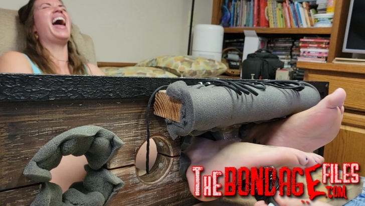 CallieSmith25tickling – Sweaty summer tickle (with reaction)-mf, TicklingFeet