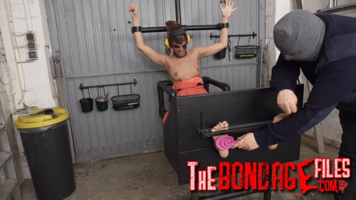 FetishGarage – Extreme tickling in our new foot pillory- mf, TicklingFeet